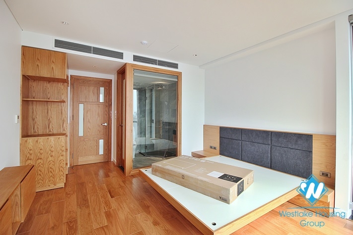High-end 2 bedrooms apartment with huge balcony for rent in Tay Ho, Ha Noi